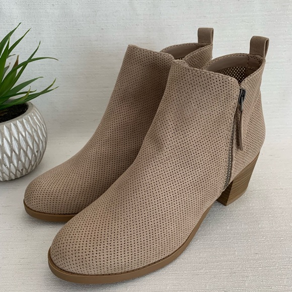 New Dolchetta Libby Beige Perforated Faux Suede Zip Heeled Ankle Boots Womens 8M - Picture 6 of 13